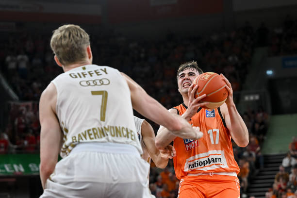 大赛中举足 大赛中举足