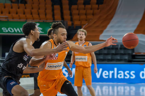 通过两翼的 通过两翼的